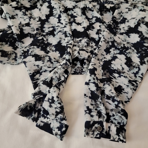 Ann Taylor XS Blue & White Flowy Blouse - Picture 5 of 7